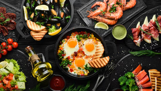 Diversidad de comidas nutritivas y sabrosas que demuestran una alimentación equilibrada, ideal para una asesoría nutricional